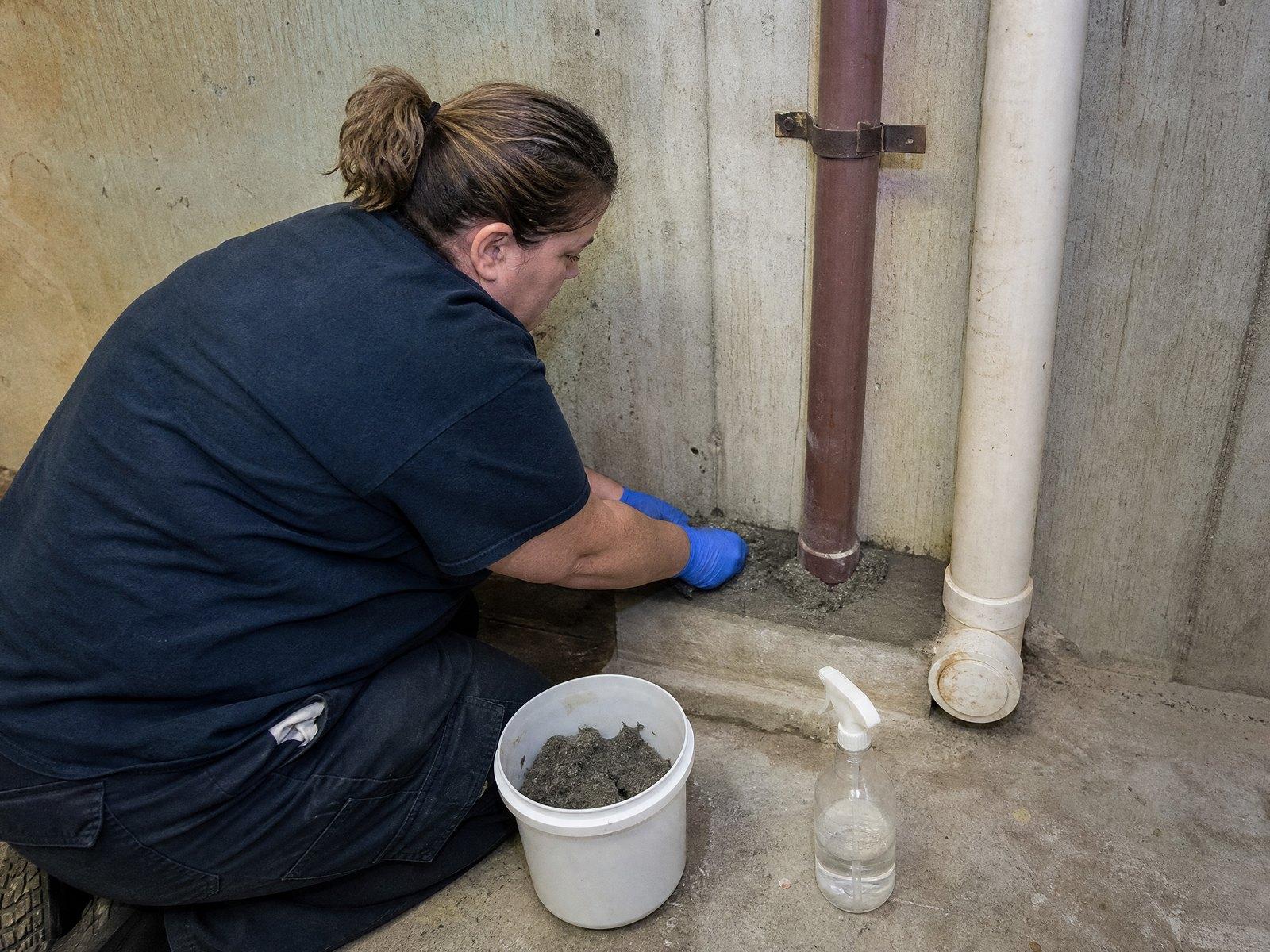 Sealing a gap around a pipe